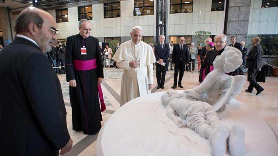  بابا الفاتيكان يهدى تمثالاً للطفل السوري 