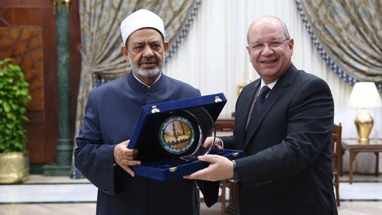 رئيس مجلس الدولة يهدي شيخ الأزهر درع المجلس لنشره الإسلام الوسطي والتسامح