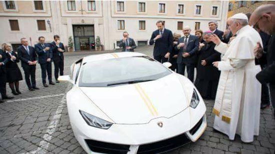  البابا فرنسيس يحصل على سيارة لامبورغيني لبيعها في مزاد خيري