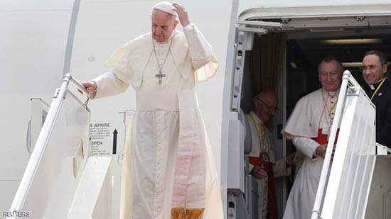 البابا لدى وصوله إلى ميانمار
