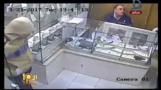 لحظة سطو مسلح على «محل جواهرجي لقبطى» في الإسكندرية (فيديو)