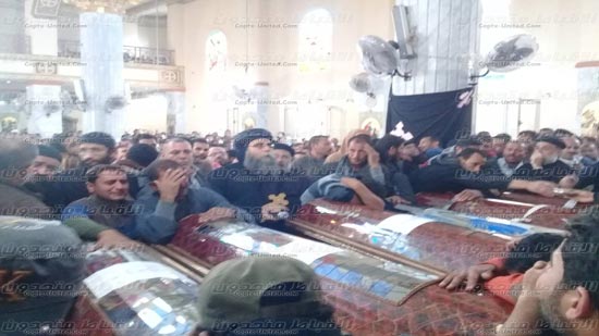 بالفيديو والصور.. جنازة مهيبة لضحايا ميكروباص العاصمة الإدارية ببني سويف 