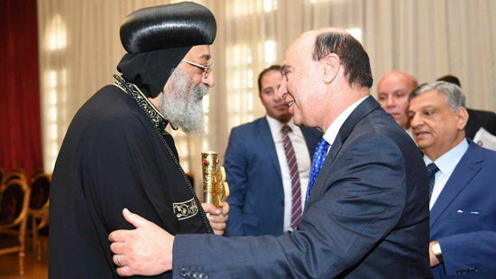 بالصور.. مهاب مميش يزور البابا تواضروس للتهنئة بعيد الميلاد