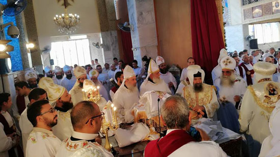 بالصور.. قداس الأربعين لشهداء كنيسة حلوان من دير الأنبا برسوم