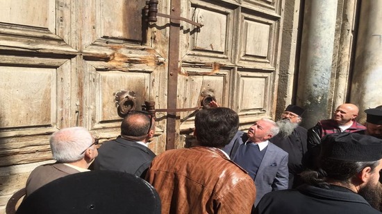 بالفيديو والصور.. رؤساء الكنائس في القدس يعلنون إغلاق كنيسة القيامة 