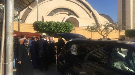 محافظ سوهاج في الكنيسة البطرسية لحضور جنازة أسقف طما