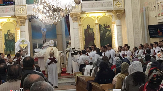 بالصور.. الأنبا بولا يترأس قداس أحد الشعانين بكاتدرائية مارجرجس بطنطا