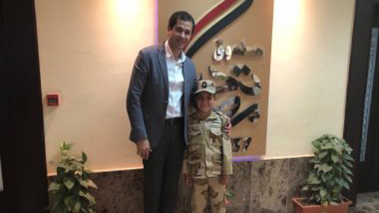 طفل يتبرع بمدخراته لصندوق تحيا مصر
