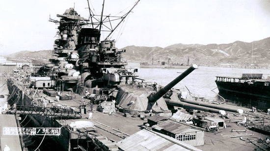 في مثل هذا اليوم..الطائرات الأمريكية تغرق أضخم سفينة قتال يابانية خلال الحرب العالمية الثانية..