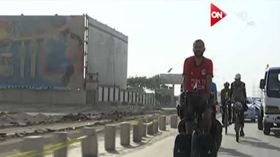 بالفيديو.. مصري يسافر إلى روسيا على دراجته لحضور 