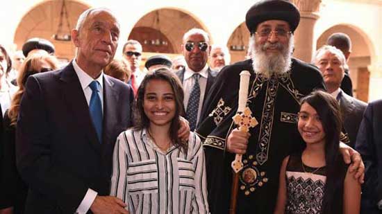 الرئيس البرتغالي يقبل الطفلة الناجية من تفجير البطرسية