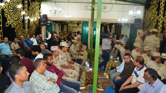  محافظ السويس والقيادات يقدمون واجب العزاء في شهيد سيناء