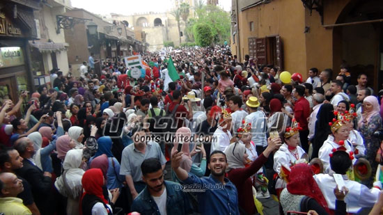 بحضور آلاف المصريين شارع المعز يشهد انطلاق مهرجان الطبول الدولي