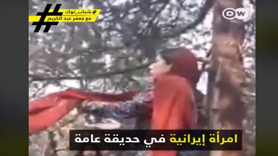 بالفيديو.. ضرب وسحل امرأة في إيران لأن حجابها لم يغطِ كامل شعرها