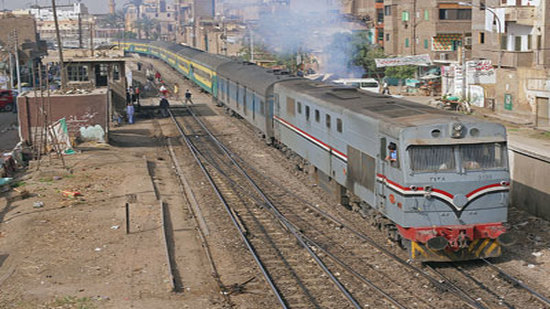  السكة الحديد: عربة كارو تقتحم شريط السكة الحديد على خط مرسى مطروح من مكان غير معد للعبور