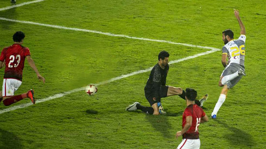 لحظة احراز لاعب الأسيوطي هدف خروج الأهلي من كأس مصر