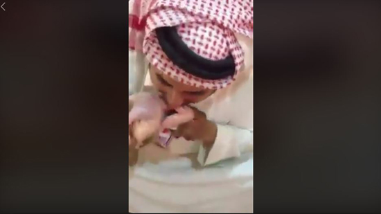 بالفيديو.. سعودي يثير مواقع التواصل الاجتماعي بأكل الدجاج نيئا