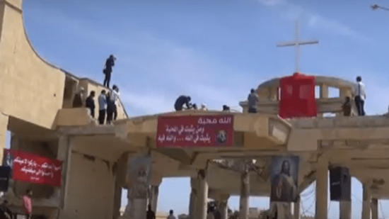  مسلمون ومسيحيون يرفعون الصليب بإحدى القرى السورية بعد طرد داعش