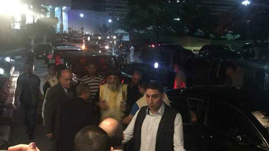 البابا تواضروس يصل مطار القاهرة لاستقبال رفات الأقباط المصريين