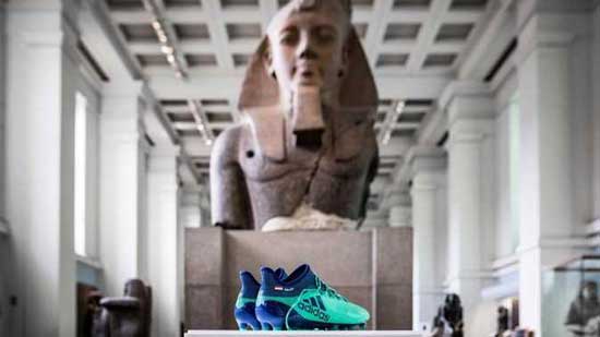 جدل وانتقادات بعد وضع حذاء «صلاح» بالمتحف البريطانى