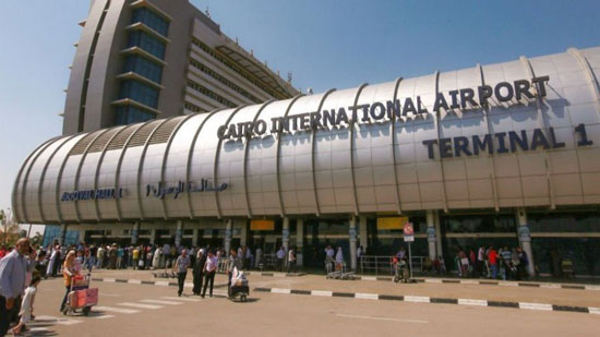 مسئول بمطار القاهرة الدولي يتعنت ضد دخول أشياء مسيحية.. ومواطن يناشد الرئيس