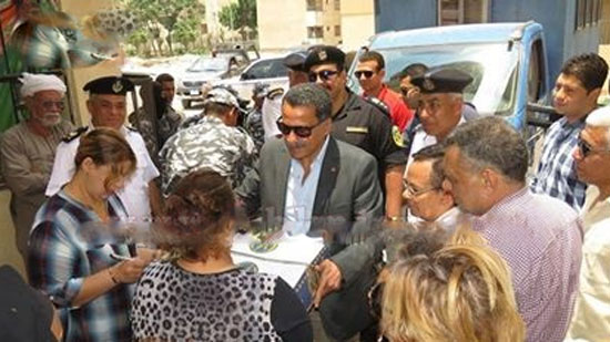  مدير أمن الإسماعيلية يوزع كراتين رمضان على الأقباط النازحين من العريش