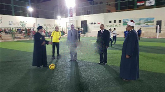 نشطاء يتداولون صورة لكاهن وشيخ يلعبون الكرة