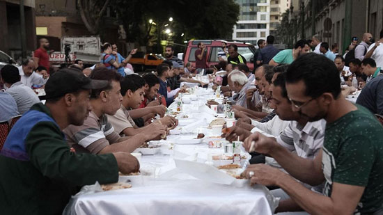  إفطار محبة يجمع مسلمي وأقباط منين 