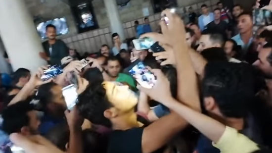 بالفيديو.. كيف استقبل المصريين علاء مبارك في الحسين؟