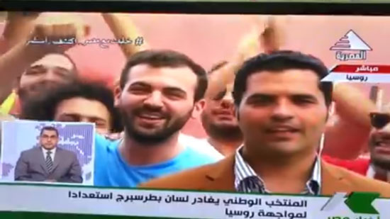 مشجعة روسية تحرج مراسل التلفزيون المصري وتقبله على الهواء