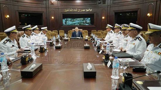 وزير الداخلية خلال اجتماعه مع القيادات الأمنية