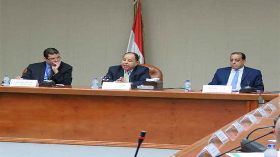 الدكتور محمد معيط وزير المالية، خلال اجتماعه مع قيادات مصلحة الضرائب المصرية، بحضور الدكتور إيهاب أبو عيش، نائب الوزير لشؤون الخزانة.