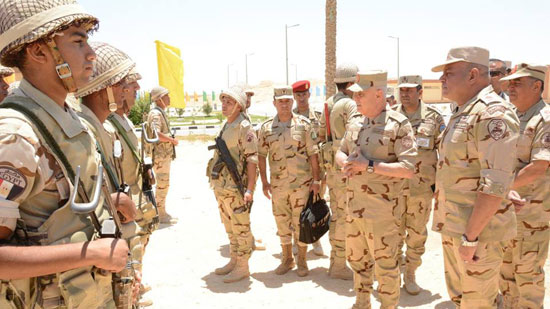 بالصور.. رئيس الأركان يتفقد قوات مكافحة الإرهاب في سيناء