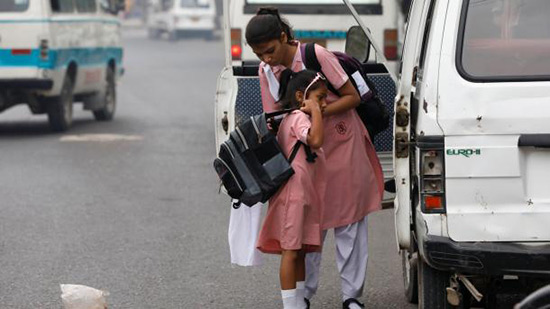 متشددون يشنون هجمات على 12 مدرسة بالقنابل والنيران في باكستان
