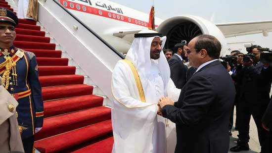  بالصور.. الرئيس يستقبل ولي عهد أبو ظبي بالمطار