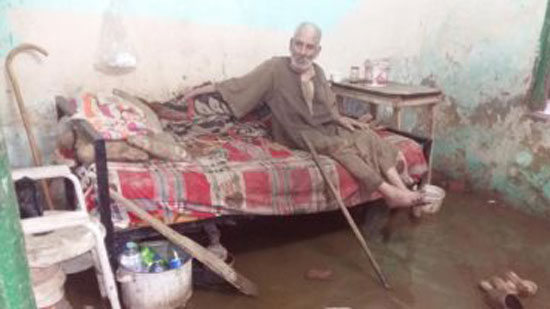 مسن كفيف بالمطرية غرقت غرفته بمياه الصرف الصحي