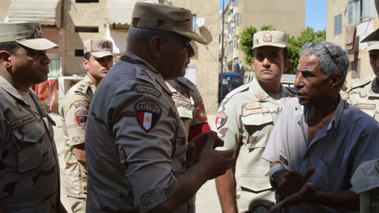  بالصور.. قائد الجيش الثالث يهنئ أسر الشهداء بعيد الأضحى المبارك