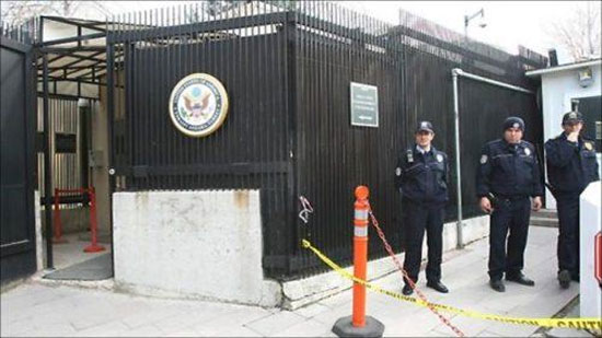 تقارير إعلامية تركية: اعتقال شخص يشتبه في تورطه بإطلاق النار على السفارة الأميركية