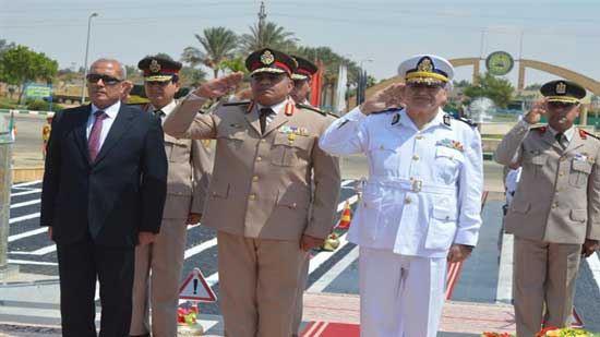  قائد الجيش الثالث ومحافظ السويس في زيارة للنصب التذكاري للشهداء