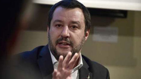 وزير الداخلية الإيطالي يرفض نزول مهاجرين من سفينة.. ويهدد الاتحاد الأوروبي