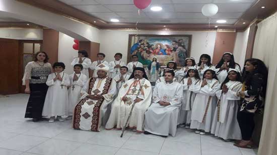 بطريرك الكاثوليك يحتفل مع مجموعة من الأطفال بكنيسة العذراء بشبرا