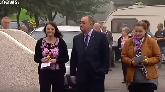 بالفيديو.. تهمة التحرش تطارد رئيس وزراء اسكتلندا السابق وتضطره لمغادرة الحزب