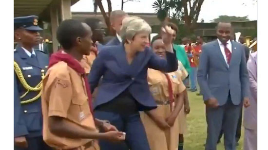 بالفيديو.. رئيسة وزراء بريطانيا ترقص في أفريقيا