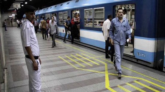 أول فيديو لمحاولة انتحار موظف أسفل المترو بمحطة جمال عبدالناصر