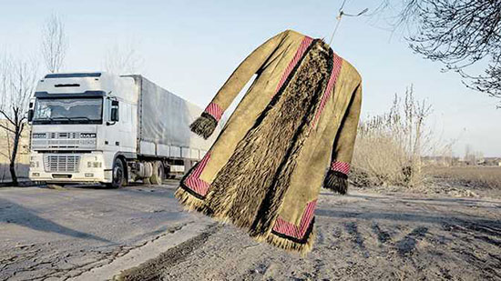 معطف من جلد الغنم معلق على طريق الحرير فى مدينة بأوزبكستان