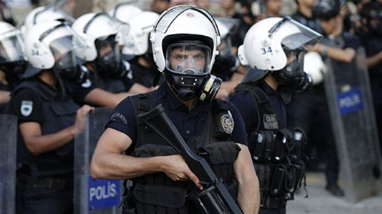 الأمن التركي يطلق قنابل الغاز على محتجين بمطار اسطنبول