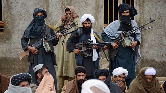 طالبان تطلق النار على 5 مسافرين والناتو يقتل 30 عنصرًا للحركة