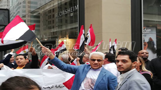 المصريون يواجهون تظاهرة صغيرة للارهابية أمام مقر الرئيس