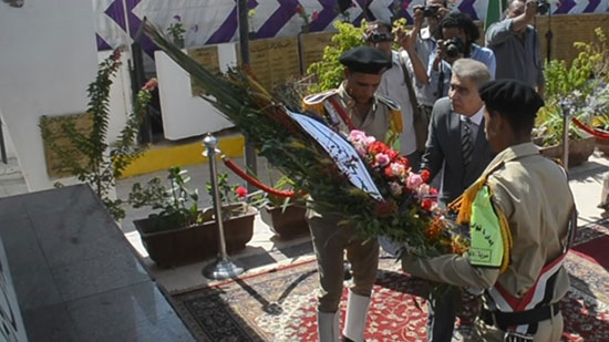  محافظ المنيا يضع إكليل زهور على النصب التذكاري احتفالا بانتصارات اكتوبر