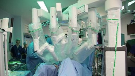 روبوت ينجح فى إجراء عملية استئصال المثانة والقولون لمريض مصاب بالسرطان
